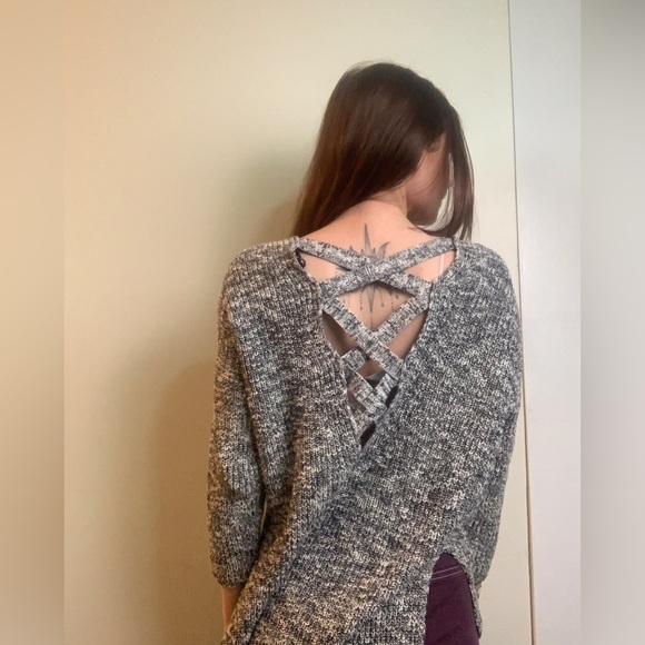Gray and white criss-cross back sweater - Picture 4 of 8